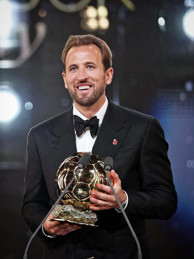 Harry Kane sacré Ballon d’or, la revanche du buteur anglais longtemps perçu comme un « loser » magnifique